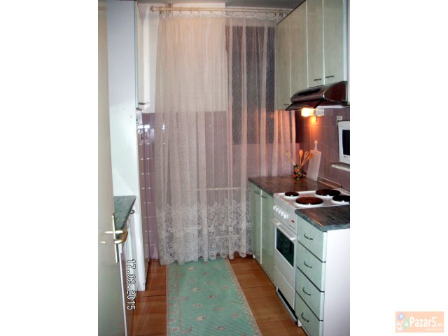 издавам трособен наместен стан во Центар