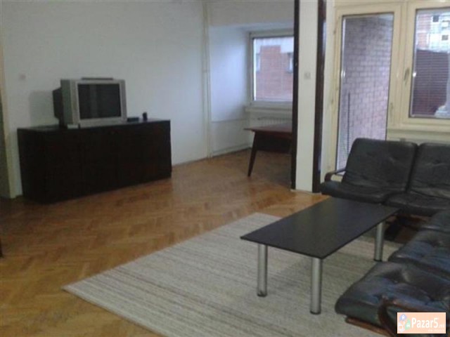 СЕ ИЗДАВА ТРОСОБЕН СТАН ВО КАПИШТЕЦ