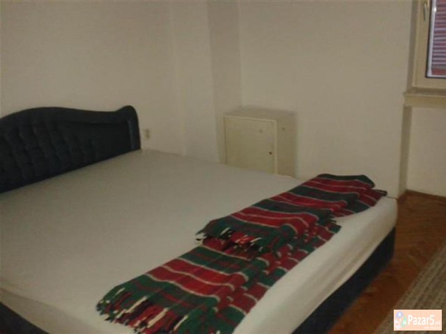 СЕ ИЗДАВА ТРОСОБЕН СТАН ВО КАПИШТЕЦ