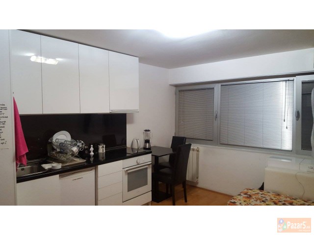 Izdavam Garsonjera Vo Debar Maalo