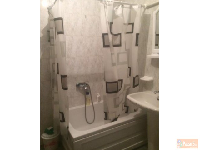 Се издава трособен стан во Центар