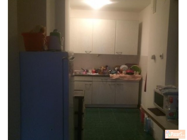 Се издава трособен стан во Центар