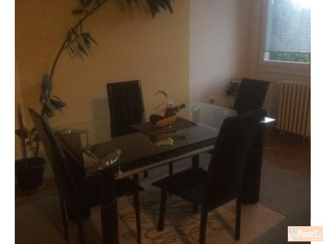 Се издава трособен стан во Центар