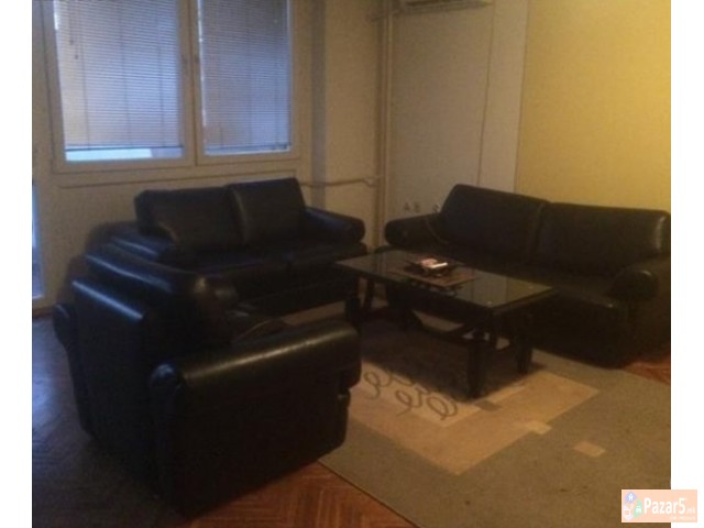 Се издава трособен стан во Центар