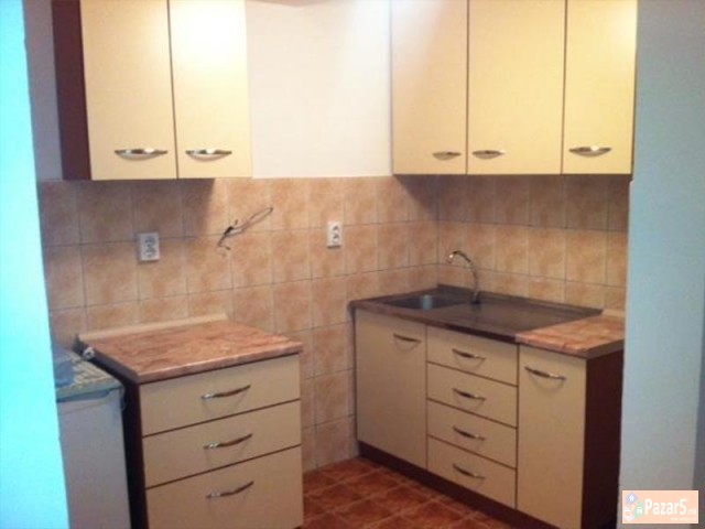 СЕ ИЗДАВА ГАРСОЊЕРА КАЈ НОВА ЖЕЛЕЗНИЧКА