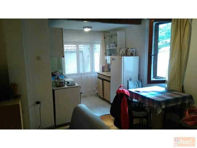 Издавам кат од куќа