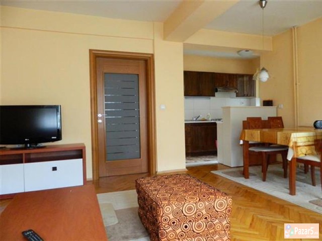 СЕ ИЗДАВА ЧЕТИРИСОБЕН СТАН ВО АЕРОДРОМ