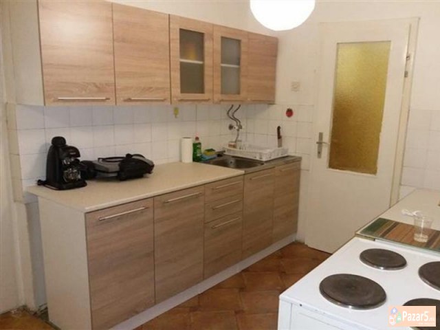 СЕ ИЗДАВА ТРОСОБЕН СТАН ВО АВТОКОМАНДА