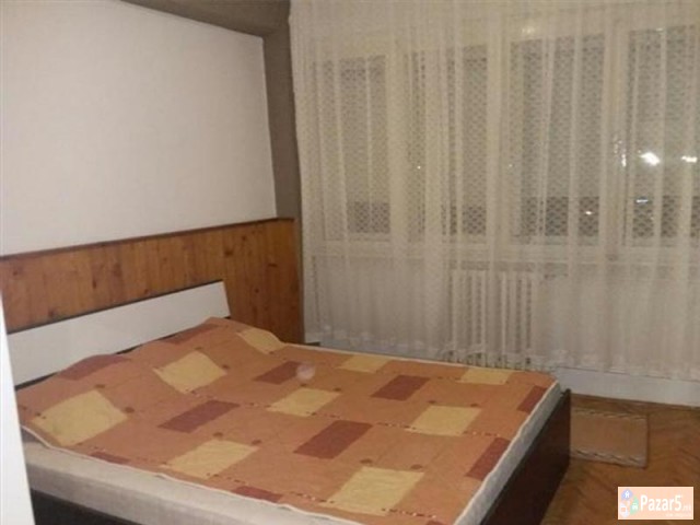 СЕ ИЗДАВА ТРОСОБЕН СТАН ВО АВТОКОМАНДА