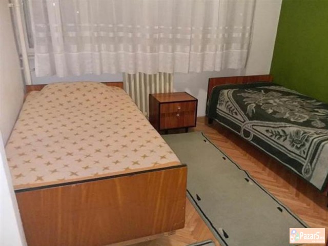 СЕ ИЗДАВА ТРОСОБЕН СТАН ВО АВТОКОМАНДА