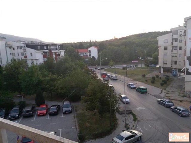 СЕ ИЗДАВА ТРОСОБЕН СТАН ВО АВТОКОМАНДА