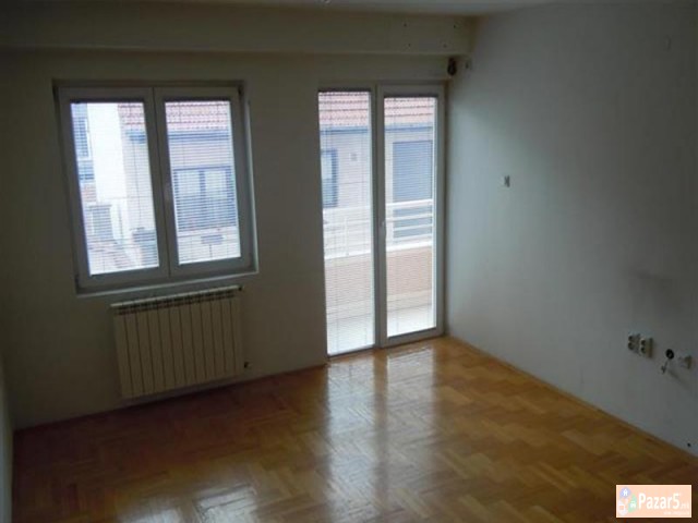 СЕ ИЗДАВА ПРАЗЕН ДВОСОБЕН СТАН ВО ДЕБАР МААЛО