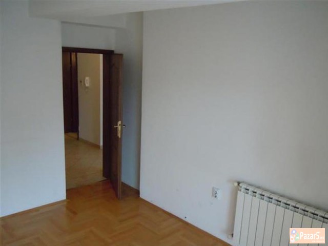 СЕ ИЗДАВА ПРАЗЕН ДВОСОБЕН СТАН ВО ДЕБАР МААЛО