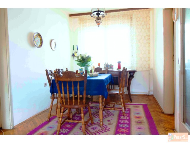 Se Prodava 4 Soben Stan Vo Centar  100m2