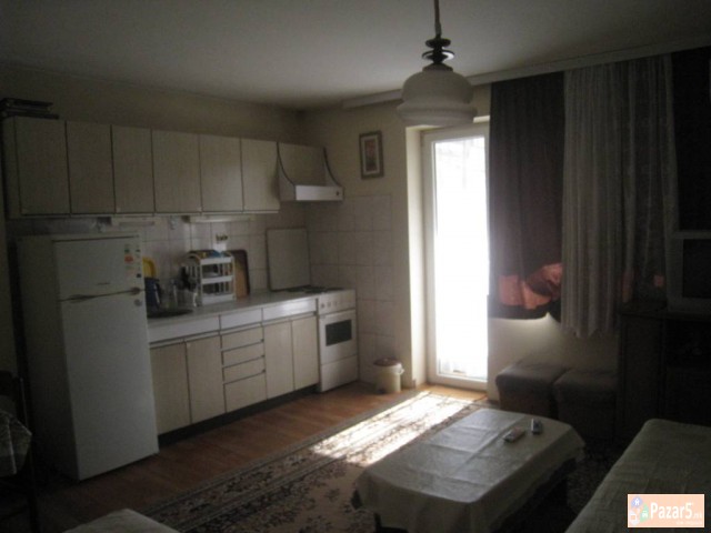 Се издава трособен стан кај нова железничка