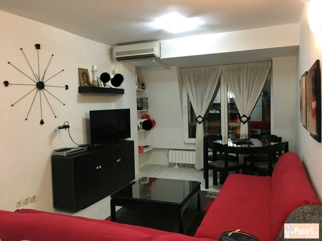 Се продава трособен стан во Центар