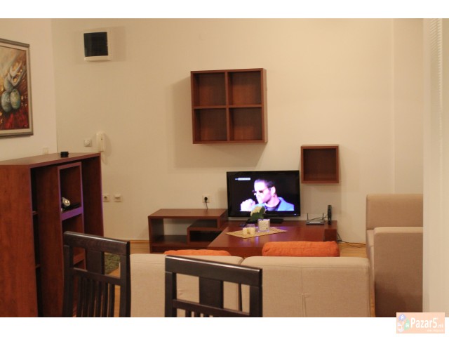 Се издава луксузно наместен стан во центар