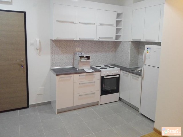 СЕ ИЗДАВА ПРАЗЕН ДВОСОБЕН СТАН ВО АЕРОДРОМ