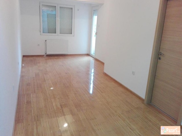 СЕ ИЗДАВА ПРАЗЕН ДВОСОБЕН СТАН ВО АЕРОДРОМ