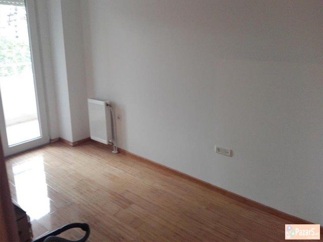 СЕ ИЗДАВА ПРАЗЕН ДВОСОБЕН СТАН ВО АЕРОДРОМ