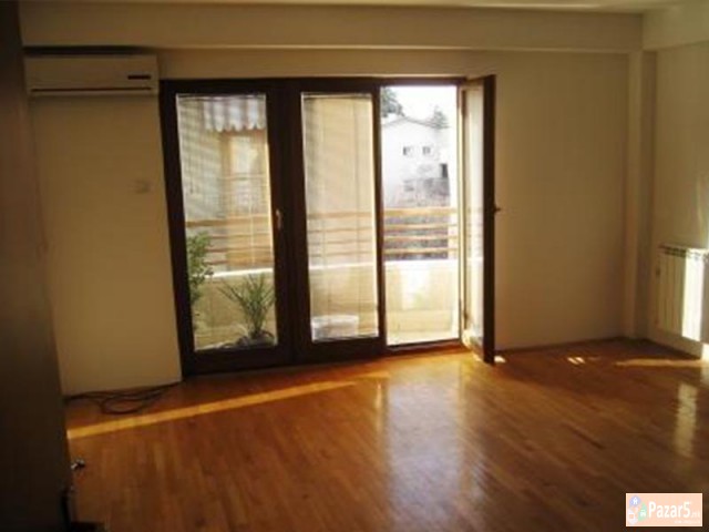 СЕ ИЗДАВА ДВОСОБЕН ПРАЗЕН СТАН ВО КАРПОШ 1