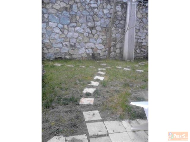 Стан со двор во Козле кај Германска амбасада