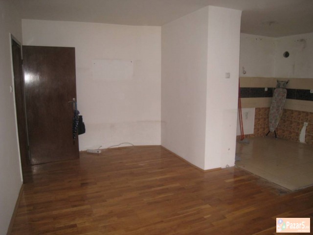 Се продава трособен стан во Кисела Вода