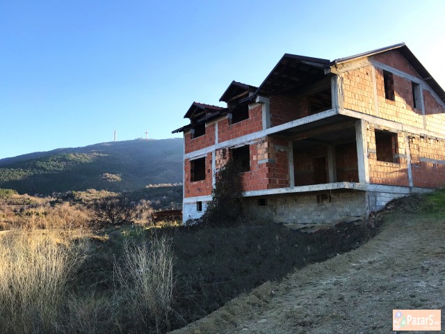 Се продаваат 2 плаца во Нерези