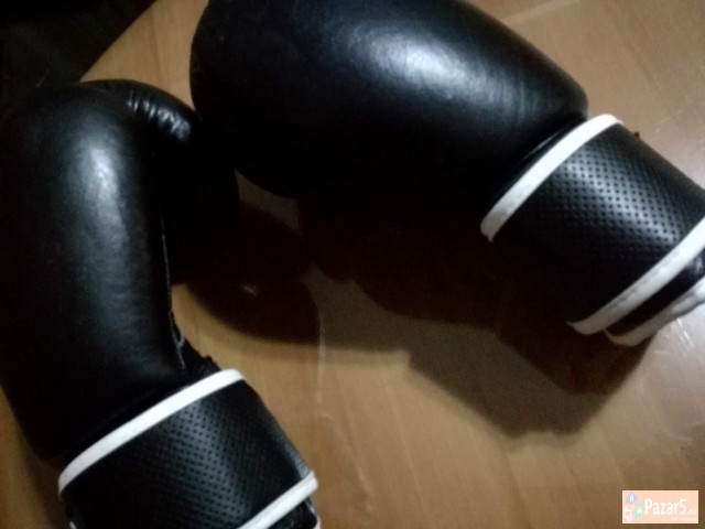 Ракавици за кикбокс и штитници за нога