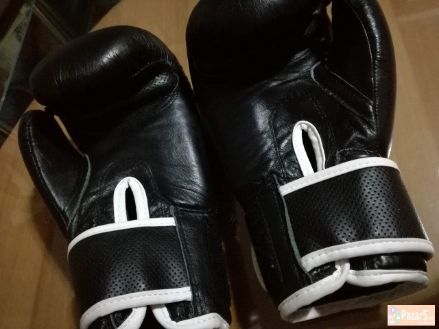 Ракавици за кикбокс и штитници за нога