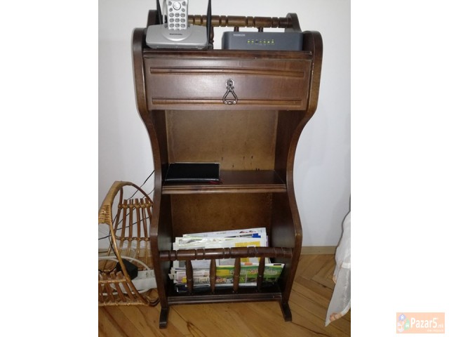 Полица за весници