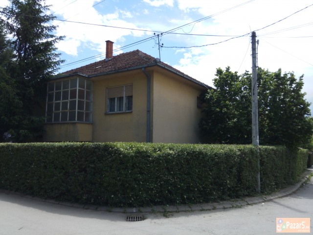 Продавам куќа во бутел 1