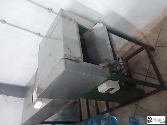 Продавам Сецкалка со конвеер трака, со 16 инокс но