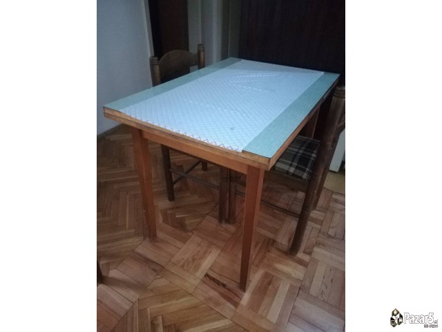 Се продава маса со столици