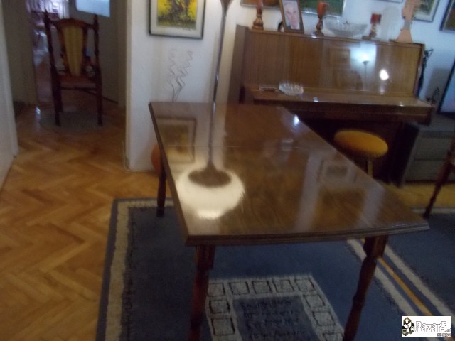 комода , дрвена маса и столици , теписи