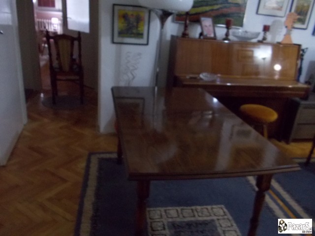 комода , дрвена маса и столици , теписи