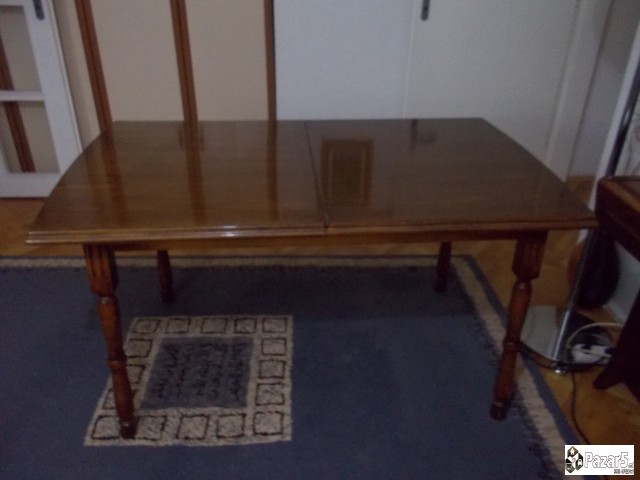 комода , дрвена маса и столици , теписи