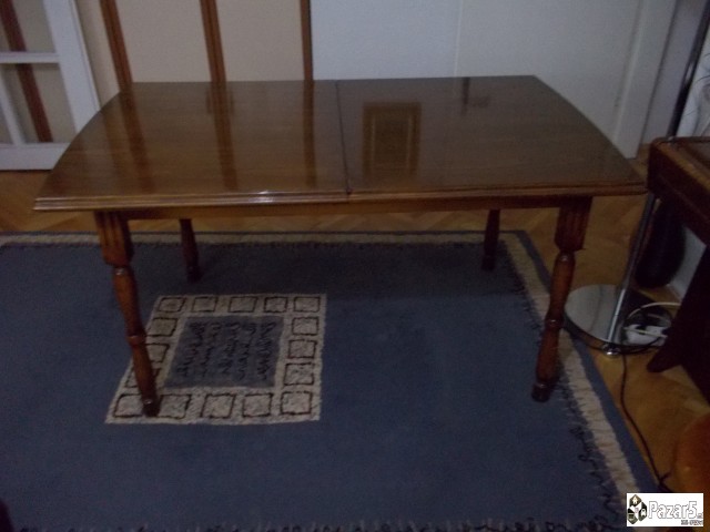 комода , дрвена маса и столици , теписи