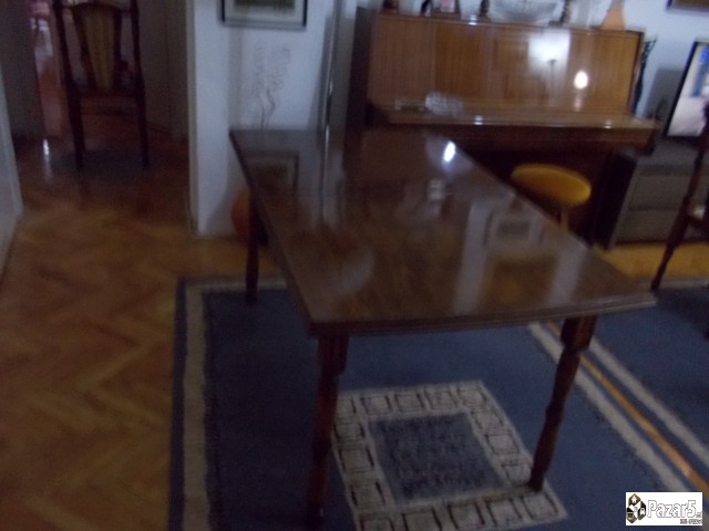 комода , дрвена маса и столици , теписи