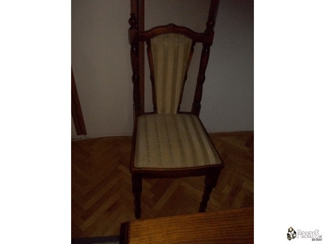 комода , дрвена маса и столици , теписи