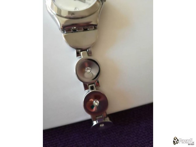 Продавам женски часовник