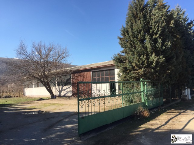 Se Prodava Hala Na Odlichna Lokacija!