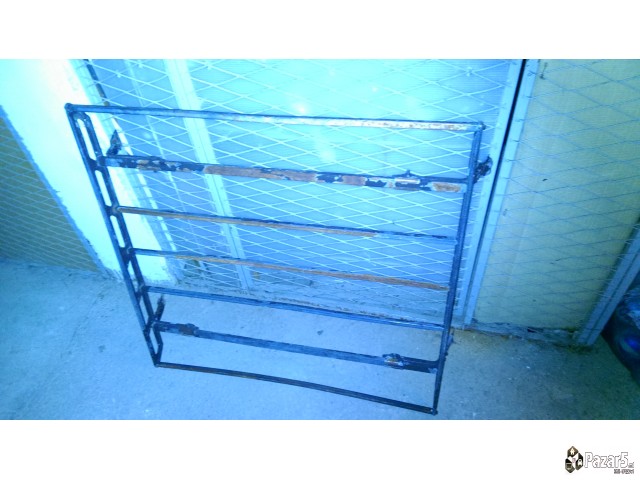 Продавам багажник за кола и радио со ЦД Сони