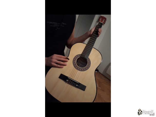 Се продава класична гитара
