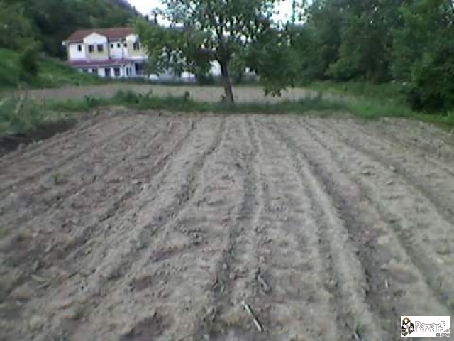 Продавам плац во македонски брод