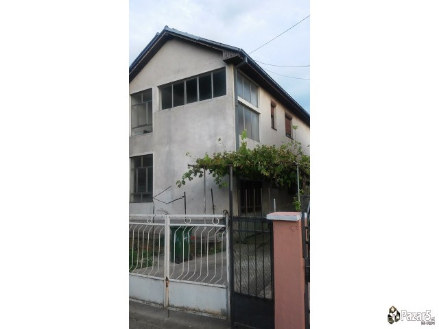 ПРОДАВАМ КУЌА!