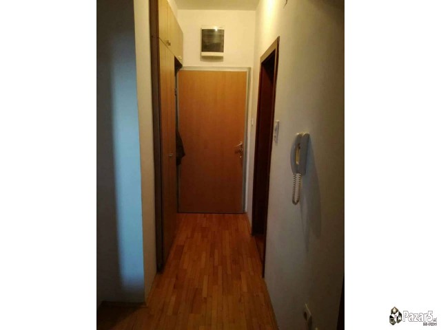 Се издава трособен стан во реонски центар Аеродром