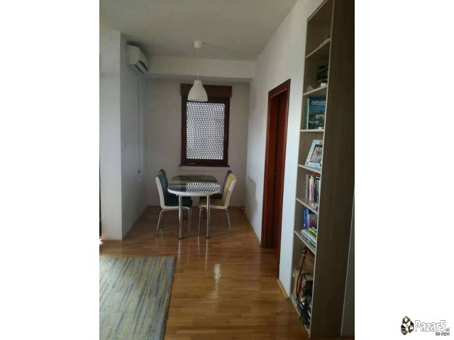 Се издава трособен стан во реонски центар Аеродром