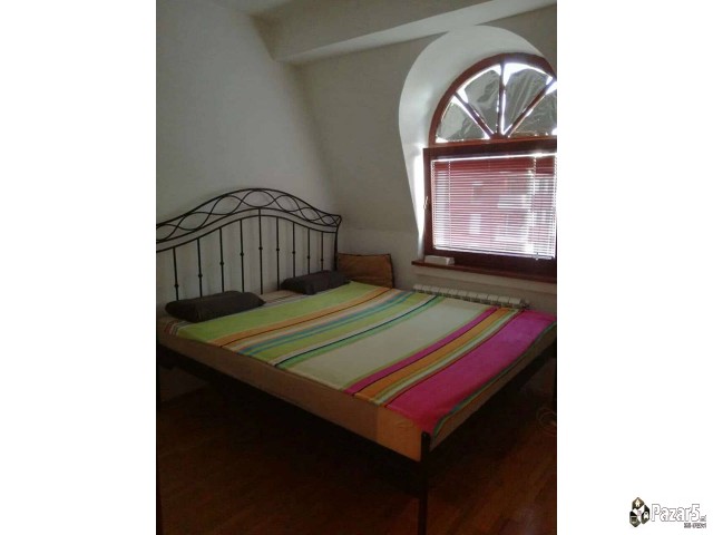 Се издава трособен стан во реонски центар Аеродром