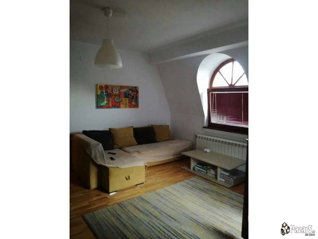 Се издава трособен стан во реонски центар Аеродром